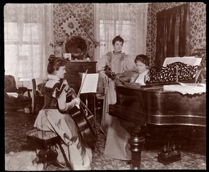 Maud Powell y dos acompañantes, c.1896